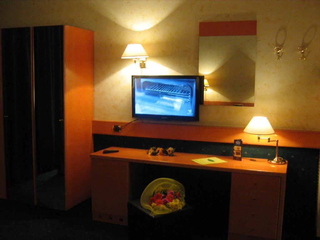 Eurohotel Piacenza Esterno foto